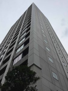 アインスタワー新宿山吹（２４階建て）が右手に見えます。タワーの手前で右折します。